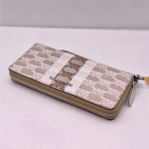 Michael Kors Large
Continental
Wallet Wristlet Camel